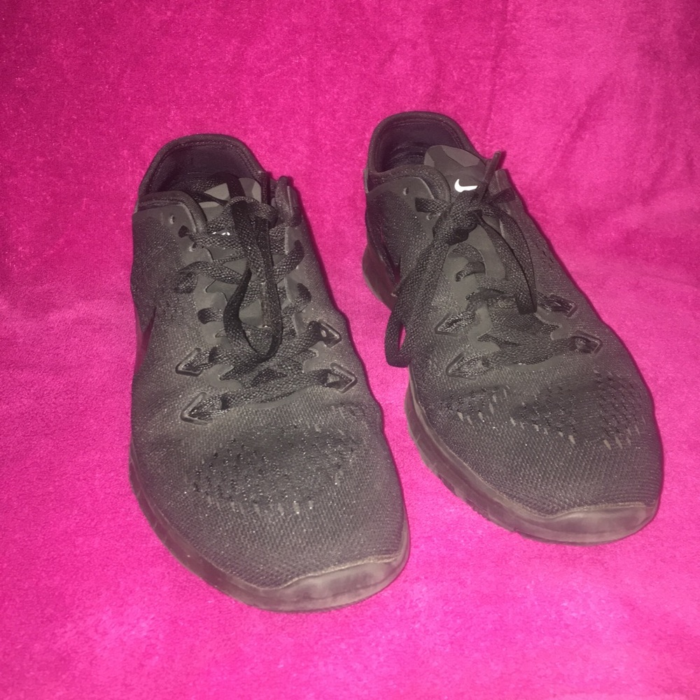 Black Nike running shoes!!